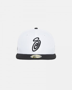 Chapéu Stussy NEW ERA 59FIFTY CURLY S Branco Pretas | 56013-KHOR