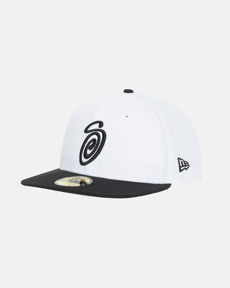 Chapéu Stussy NEW ERA 59FIFTY CURLY S Branco Pretas | 56013-KHOR