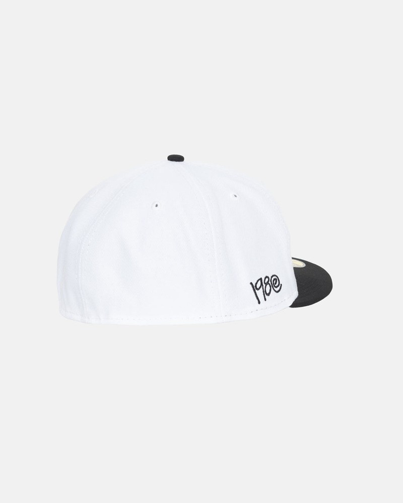 Chapéu Stussy NEW ERA 59FIFTY CURLY S Branco Pretas | 56013-KHOR